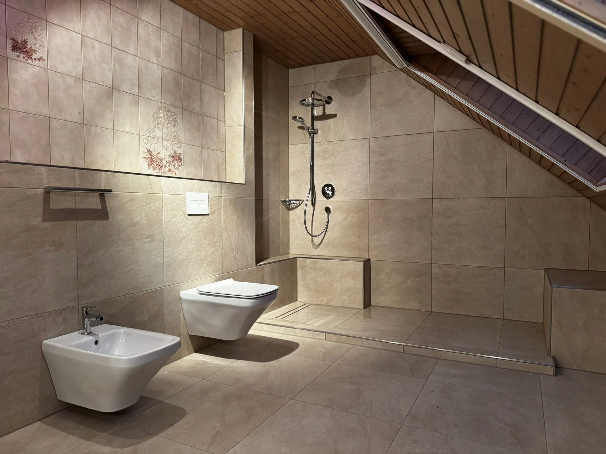 Dachgeschoss-Badezimmer mit großformatigen Fliesen, bodengleicher Dusche und präziser Fugung