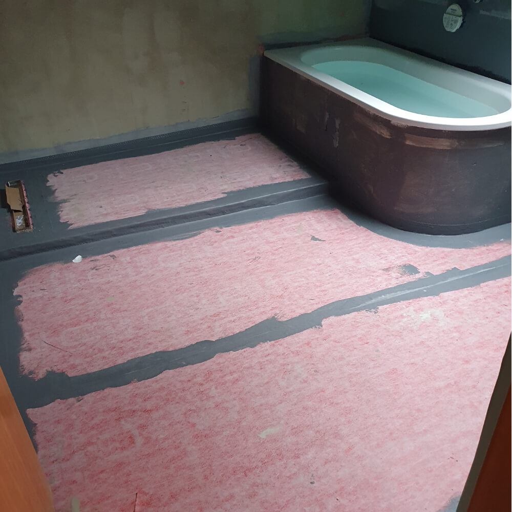 Badezimmer in Renovierung - Badewanne und Boden Grundlage.
